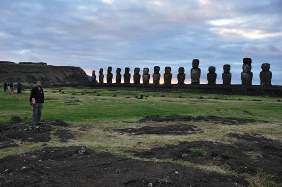 Restaurados por arqueólogos japoneses, os Moais de Tongariki, no sul da Ilha de Páscoa, ilha chilena no meio do Oceano Pacífico